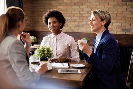 grupo-de-mulheres-tomando-cafe