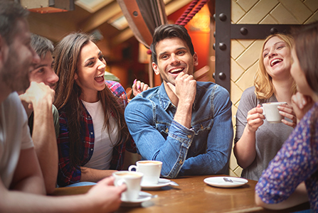 tomando-cafe-em-grupo